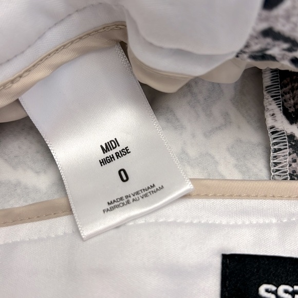 🐍 Express Shortie High Rise Stretch Snake Skin Print Shorts - Picture 5 of 5